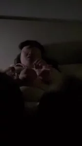 给坦克黑丝女友戴上眼罩捆绑口交