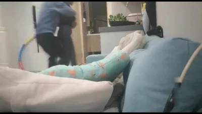 去同事家做客他临时有事去公司我强推了他老婆